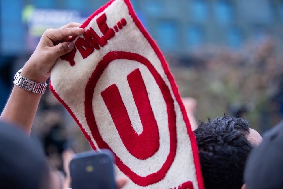 A pocas horas del clásico del futbol peruano cientos de hinchas del equipo de Universitario de Deportes realizan un banderazo frente al Hotel Pullman de San Isidro donde se encuentra concentrado el equipo merengue. (Foto: Fernando Sangama / @photo.gec)