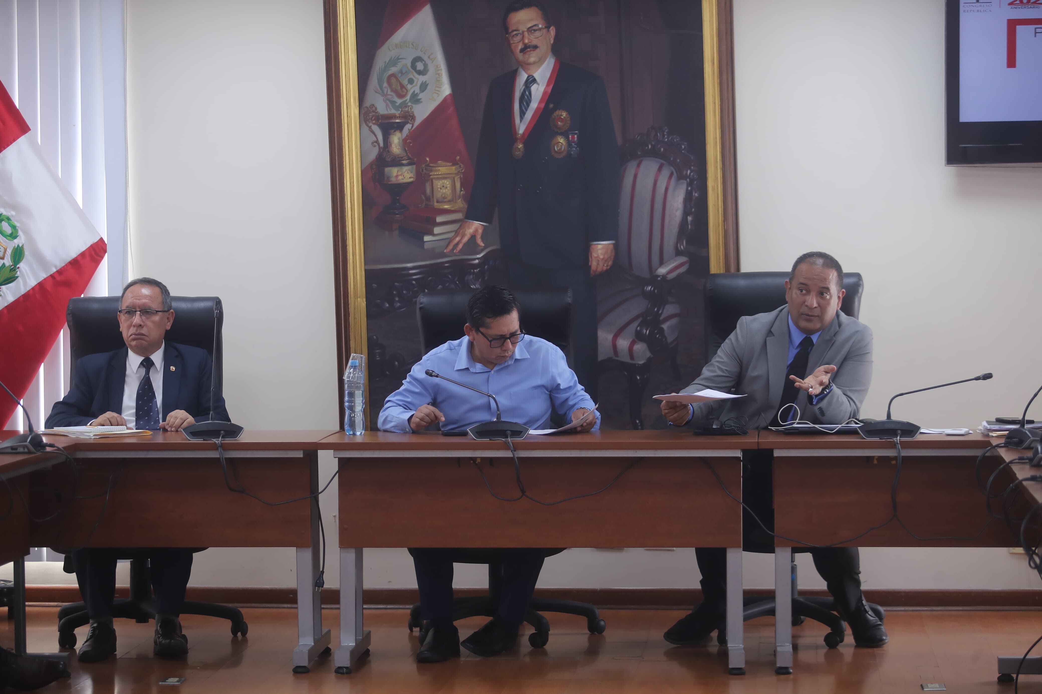 Paul Gutiérrez, presidente de la Comisión de Energía y Minas, estuvo unos minutos al inicio de la sesión de la mesa de trabajo. (Foto: Antonio Melgarejo / El Comercio)