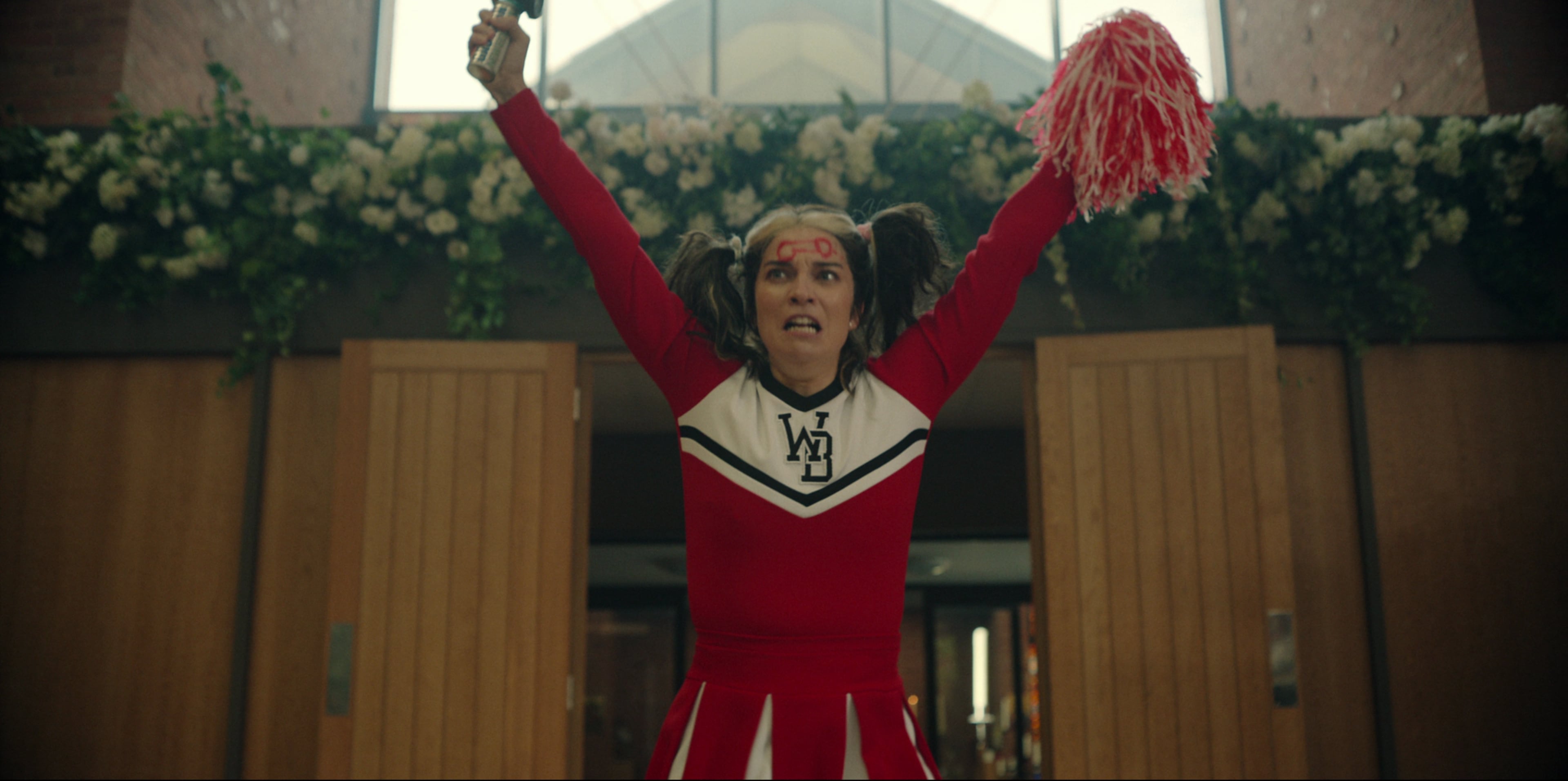 Joan intenta llamar la atención de Salma Hayek con un lamentable espectáculo en una iglesia (Foto: Netflix)