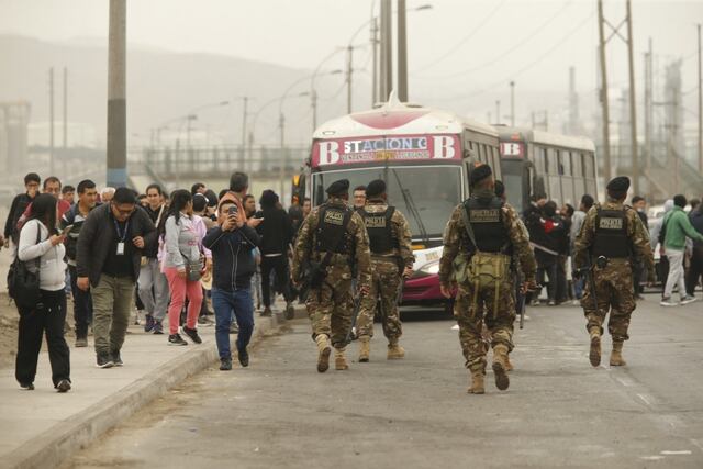 Pasajeros y transeúntes observan el despliegue policial y militar tras la paralización del tránsito entre Lima y Ventanilla. (Foto: GEC)