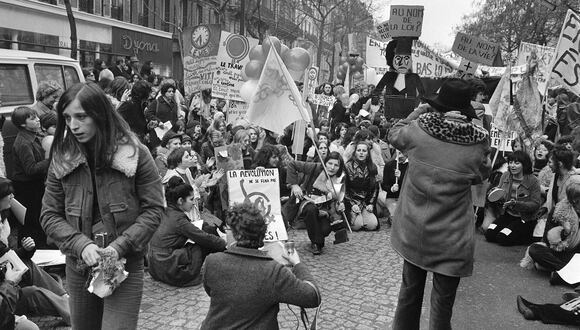 Unas 3.000 personas muestran pancartas para protestar contra una ley sobre el aborto, el 20 de noviembre de 1971 en París. (Foto de AFP)