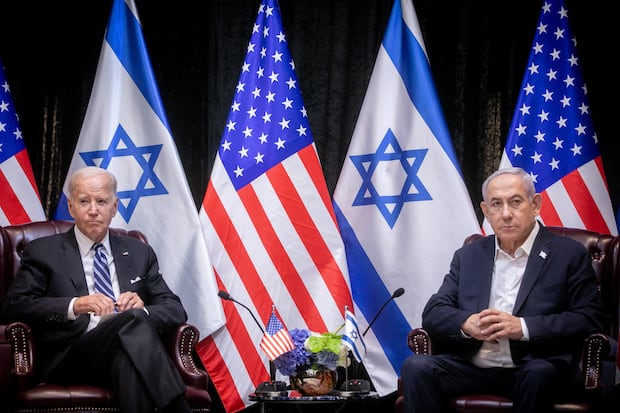 El presidente estadounidense Joe Biden (izq.), y el primer ministro israelí, Benjamin Netanyahu, al inicio de la reunión del gabinete de guerra israelí, en Tel Aviv, el 18 de octubre de 2023. (Foto de Miriam Alster / AFP).