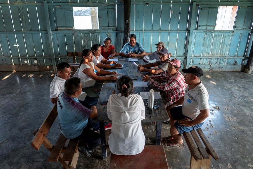 La doctora Pintado realiza una encuesta a los pobladores de San Regis para entender las necesidades sanitarias de la población. (Foto: Alex Kornhuber)