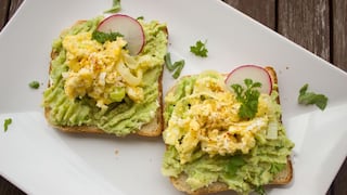 ¿Por qué consumir palta y huevo en el desayuno te ayudará a reducir medidas?