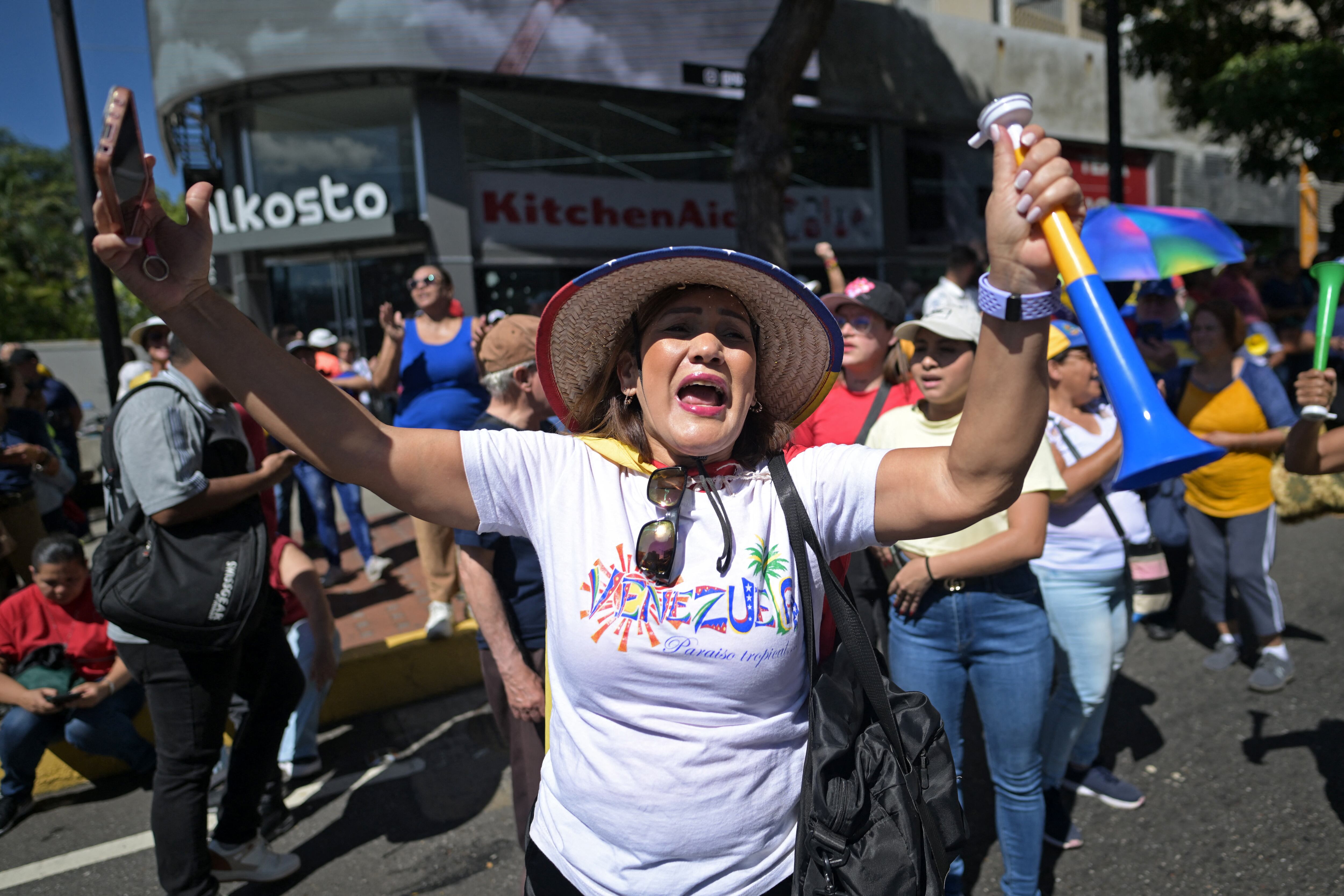 Una mujer grita consignas durante una protesta convocada por la oposición de Venezuela en Caracas el 9 de enero de 2025. (Foto de JUAN BARRETO/AFP).
