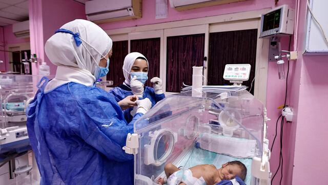 Médicos egipcios hacen “lo posible” para que bebés prematuros evacuados de Gaza sobrevivan