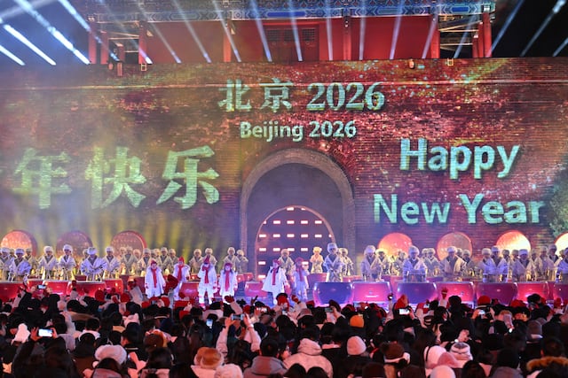La gente celebra el Año Nuevo 2026 en la Gran Muralla de Juyongguan, China, el 1 de enero de 2026. (Foto de ADEK BERRY / AFP).