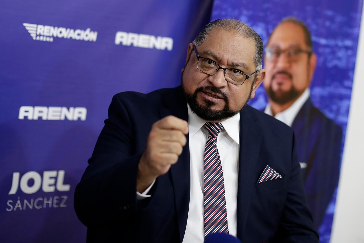 Joel Sánchez, candidato a la presidencia por la derechista Alianza Republicana Nacionalista (ARENA), habla durante una entrevista, el 24 de enero de 2024, en San Salvador, El Salvador. (Foto de Rodrigo Sura / EFE)