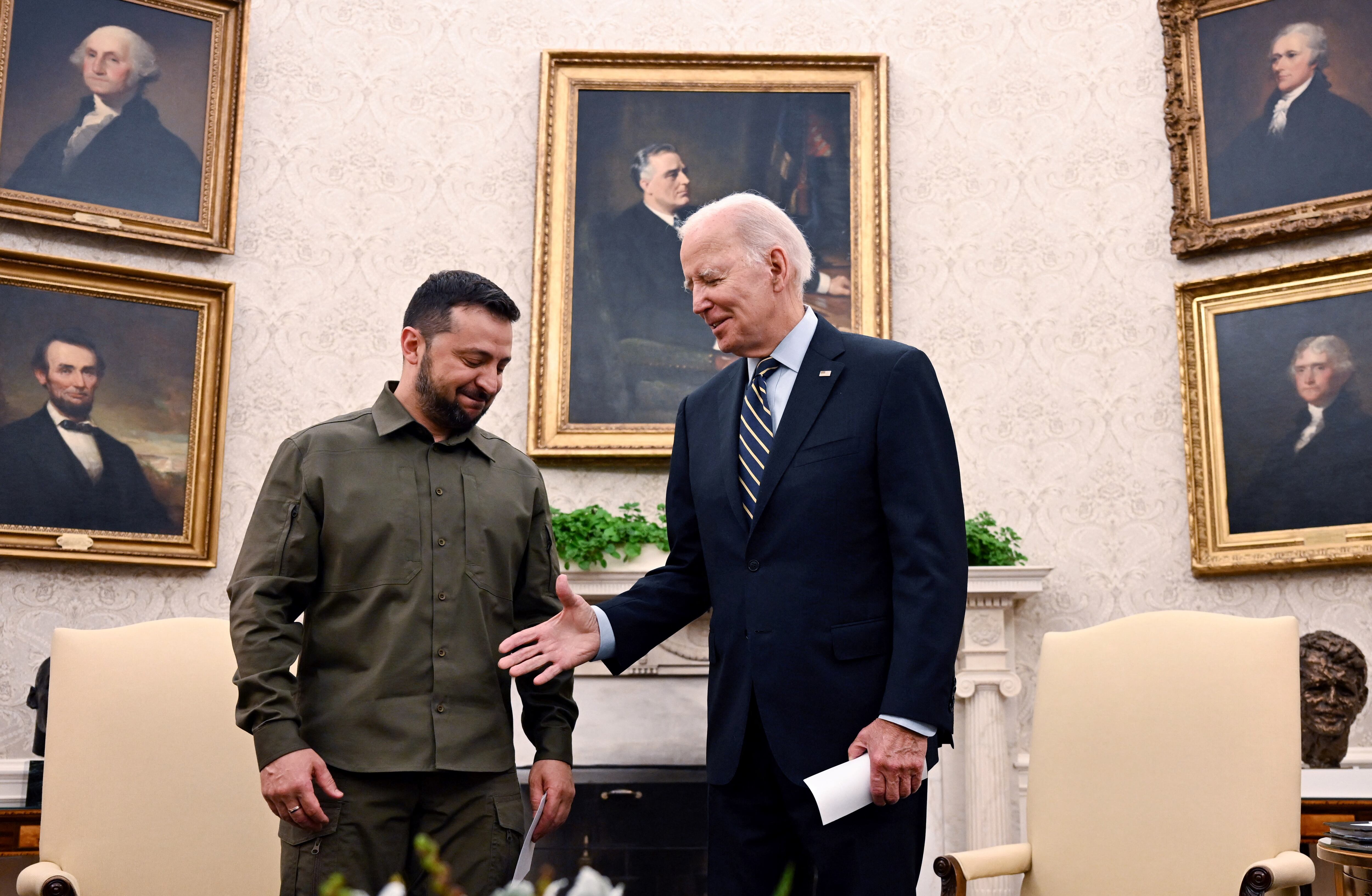 El presidente estadounidense Joe Biden se reúne con el presidente ucraniano Volodymyr Zelensky en la Oficina Oval de la Casa Blanca en Washington, DC, el 21 de septiembre de 2023. (Foto de Jim WATSON / AFP)