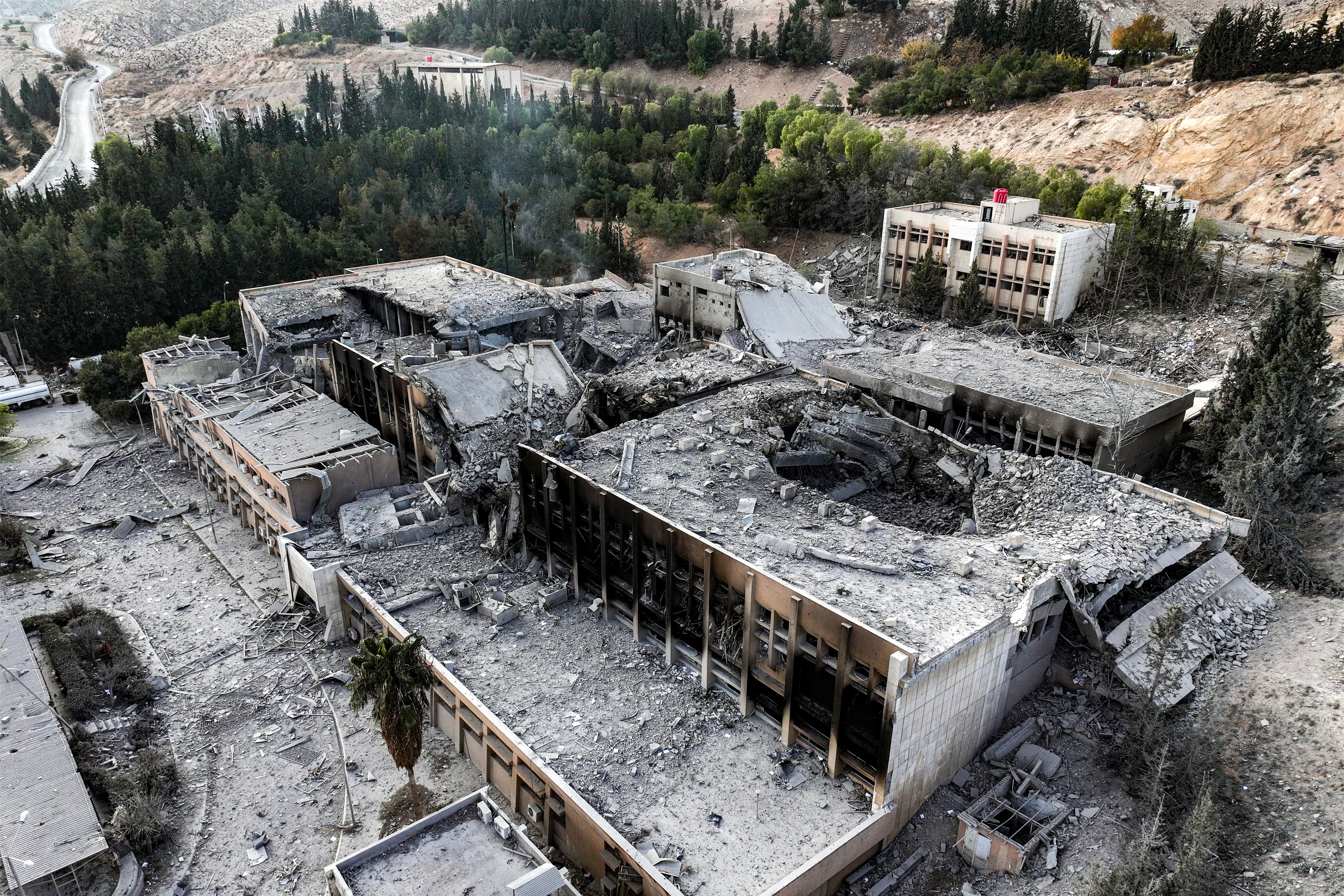 Esta vista aérea muestra las consecuencias de un ataque nocturno atribuido a Israel contra el centro de investigación científica Barzeh afiliado al Ministerio de Defensa sirio en el norte de Damasco el 10 de diciembre de 2024. Foto: OMAR HAJ KADOUR / AFP