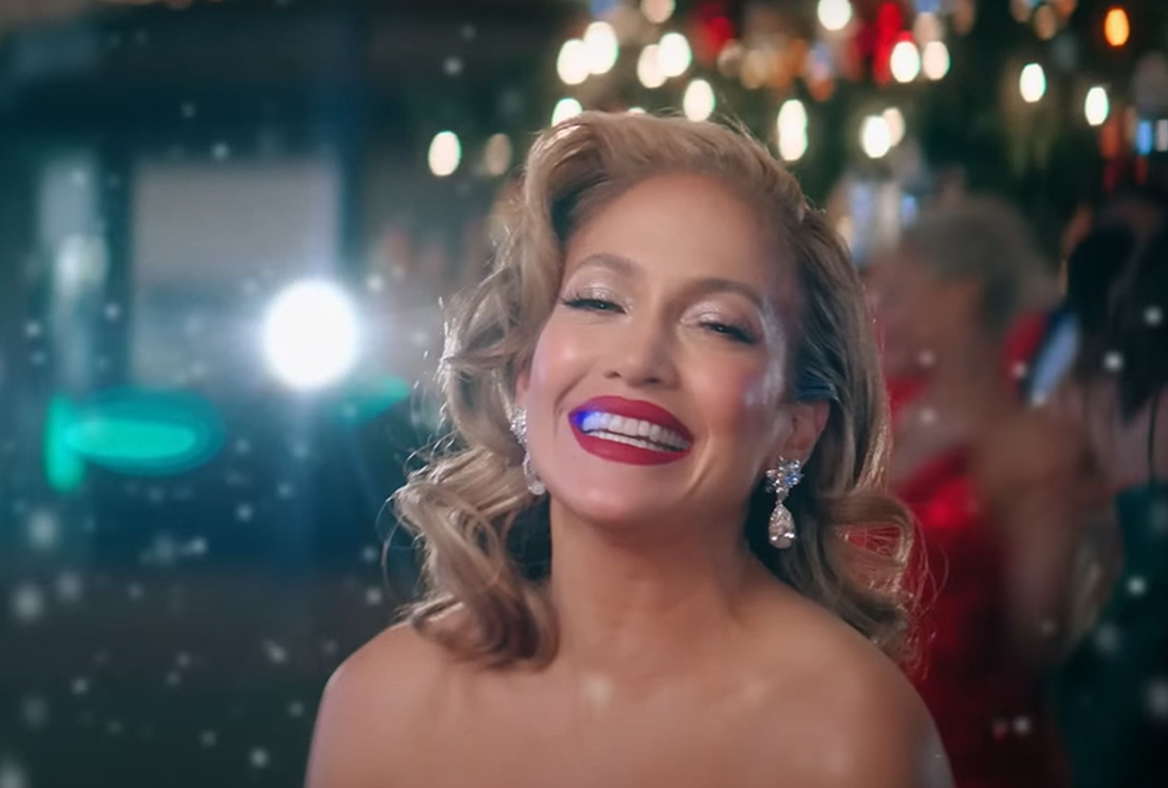 Esta imagen muestra a Jennifer Lopez en el video musical navideño ‘It’s The Most Wonderful Time of the Year’. (Foto: Jennifer Lopez / YouTube)