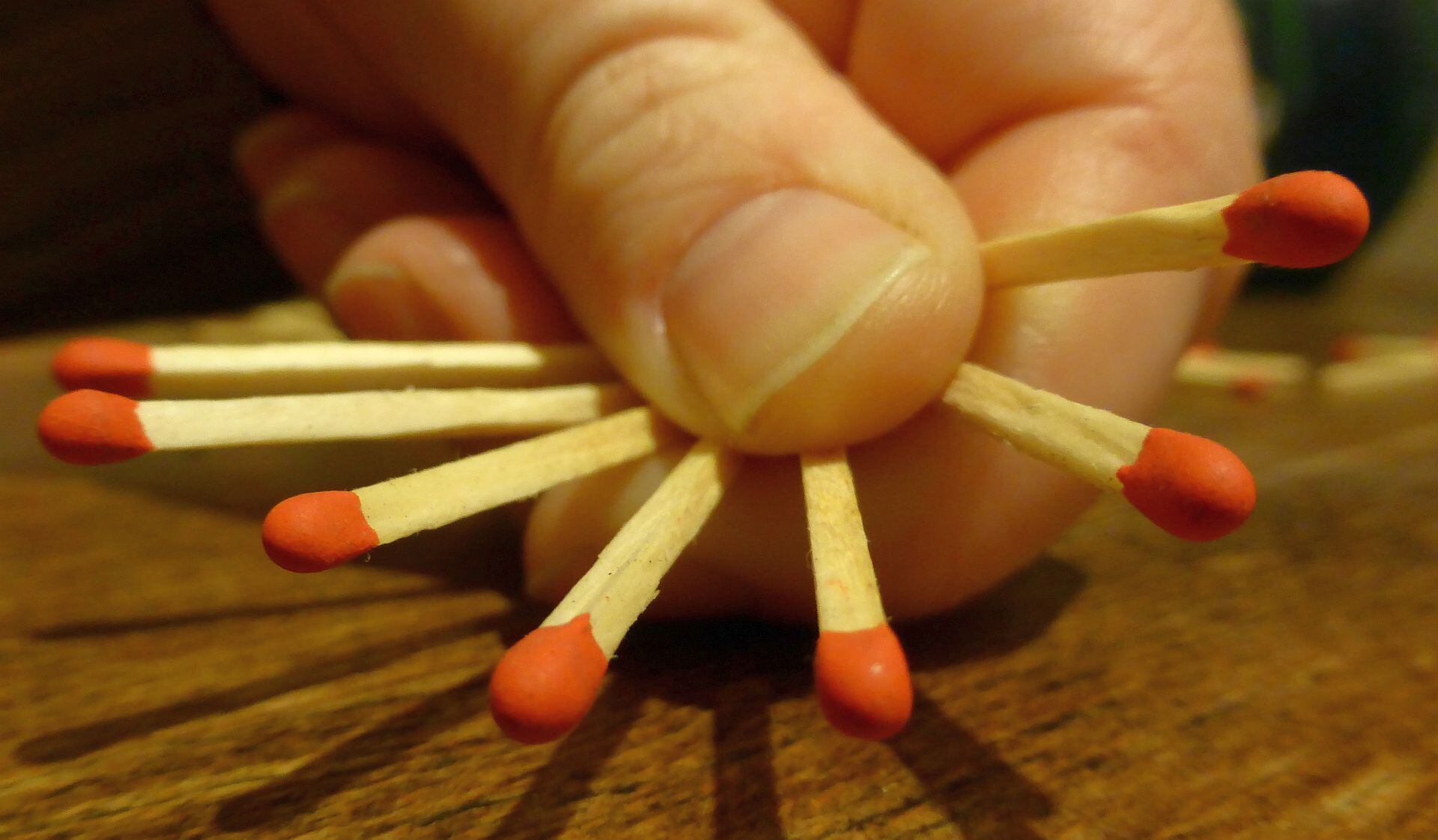 Para resolver el reto visual debes elegir un fósforo y moverlo de la manera correcta. (Foto: Pixabay)