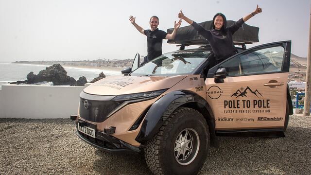 Esposos manejan auto eléctrico del Polo Norte al Polo Sur y hacen una parada en Perú | VIDEO