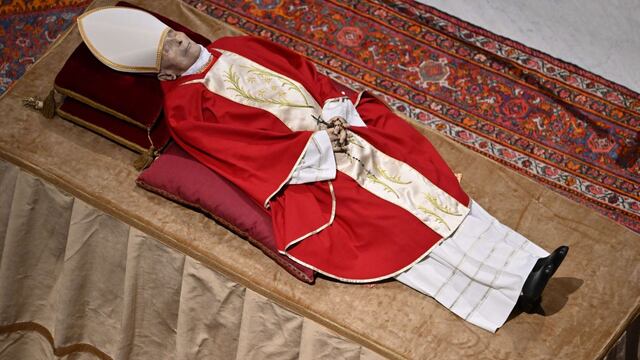 ¿Cómo y cuándo será el inédito funeral y entierro de Benedicto XVI?