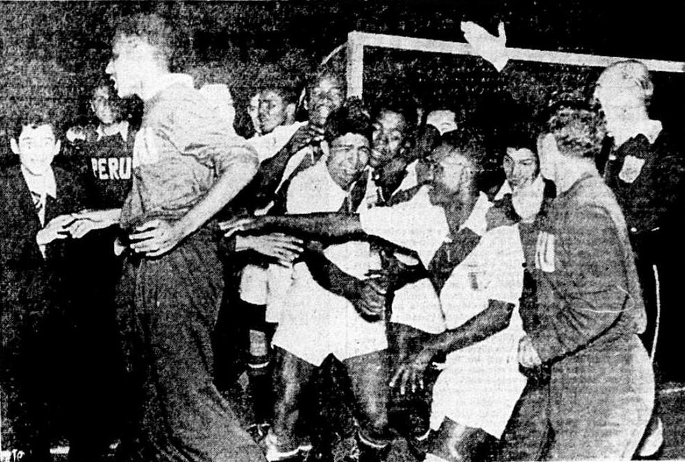 Todo el equipo peruano celebró el cuarto gol en el partido contra Argentina. (Foto: GEC Archivo Histórico)