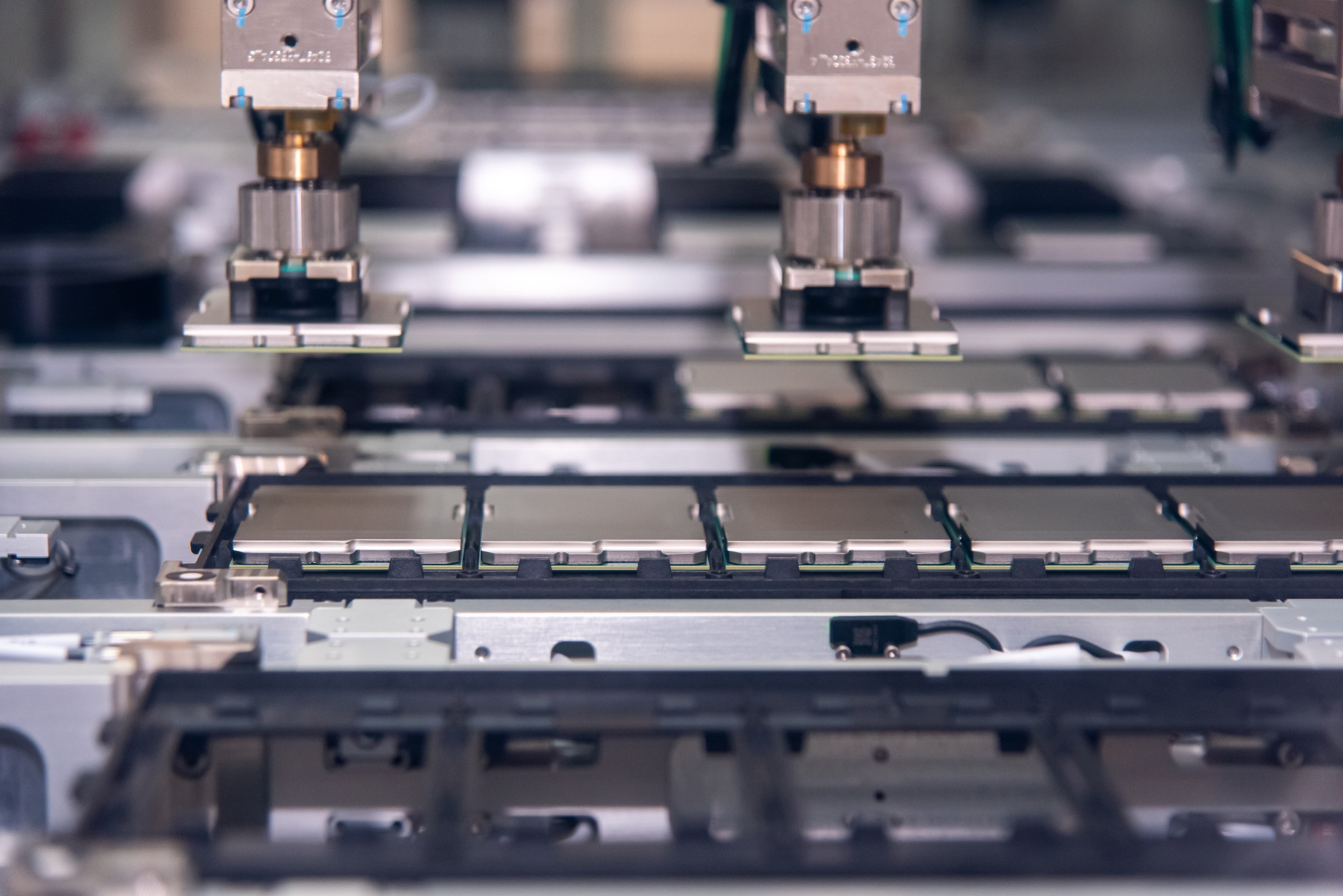 Las herramientas de fábrica en las instalaciones de fabricación de pruebas de ensamblaje de Kulim, Malasia, mueven los procesadores Intel Xeon de quinta generación. (Foto: Intel)