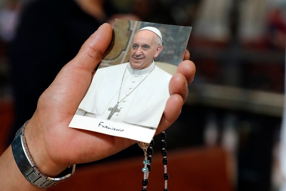 Una persona sostiene una fotografía del papa Francisco durante una misa tras la muerte del pontífice este lunes, en la Catedral de la Ciudad de México (México). (Foto: EFE)