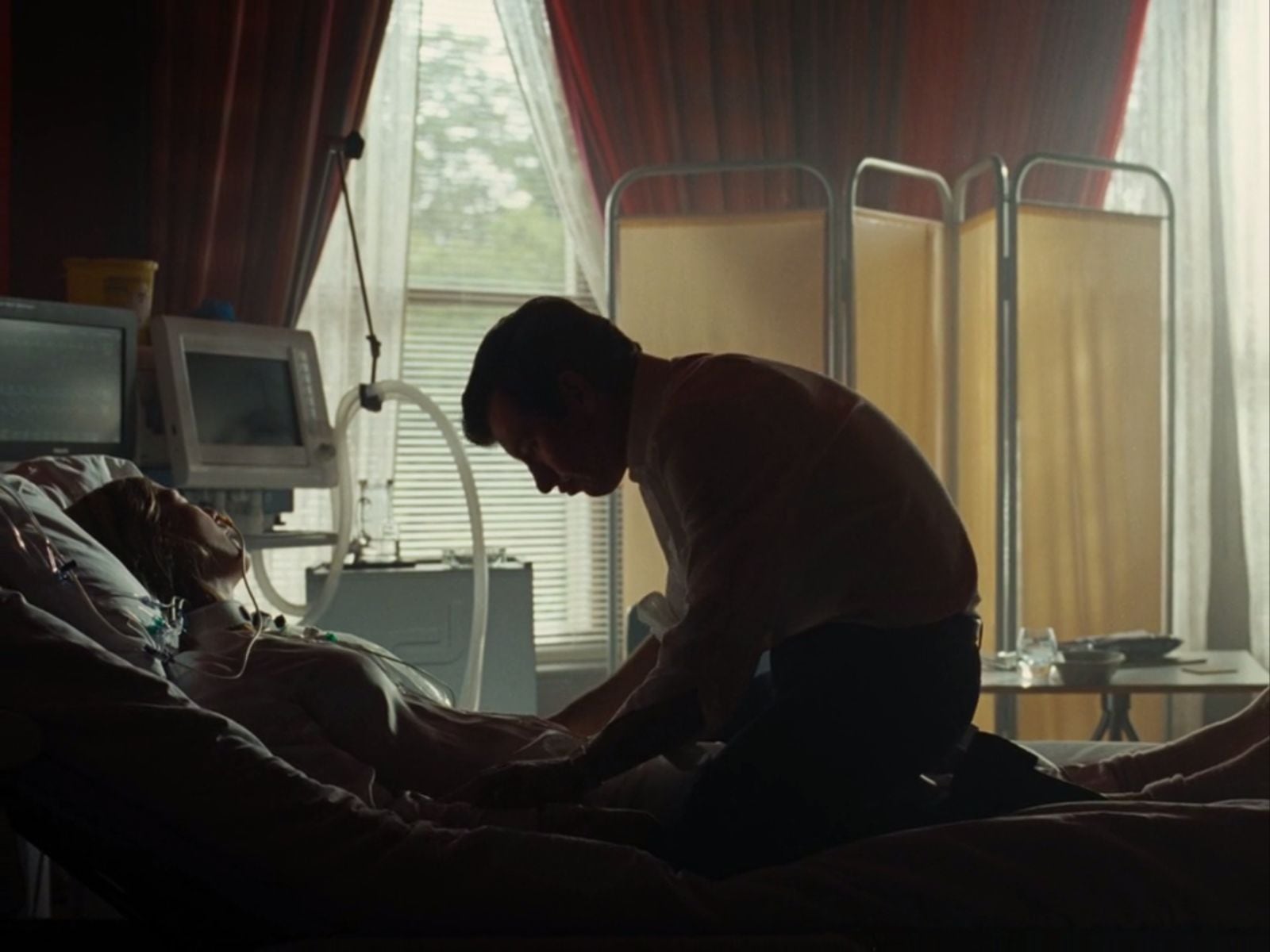 En "Saltburn", Elspeth fue la última "víctima" de Oliver, quien desconectó el soporte vital de la mujer cuando estaba en coma (Foto: MGM)