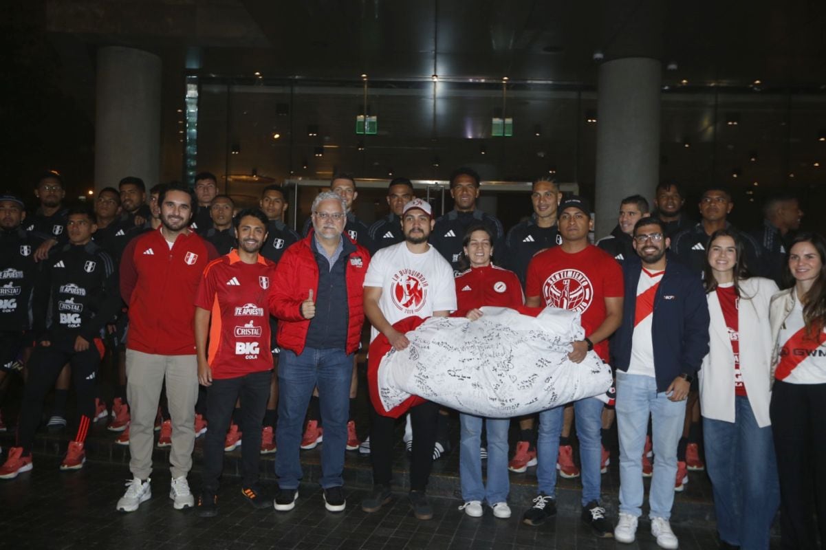 Hinchas entregaron la 'Bandera del Aliento' a los jugadores de la selección de cara a los partidos amistosos y la Copa América. Fotos: violeta ayasta / @photo.gec