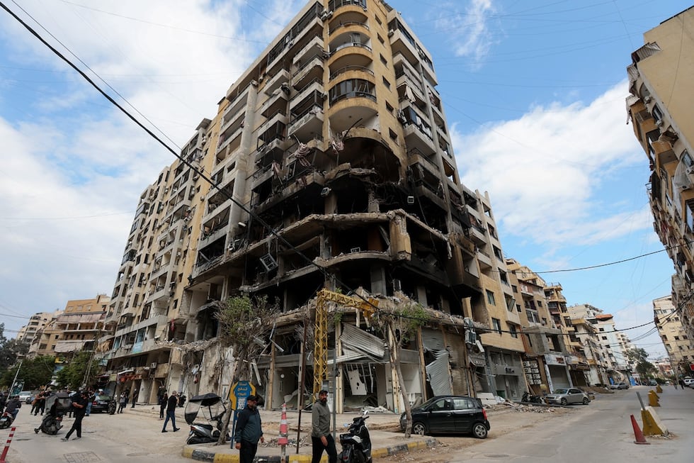 Vista de un edificio parcialmente dañado tras un ataque aéreo israelí durante una gira de prensa organizada por la oficina de prensa de Hezbolá en Bir al-Abed, en los suburbios del sur de Beirut, Líbano, el 20 de abril de 2026. (EFE/EPA/WAEL HAMZEH)