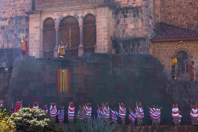 La ceremonia del Inti Raymi se desarrolla durante varias horas (aproximadamente seis) en tres escenarios: el templo de Qorikancha, la Plaza de Armas y la explanada de Sacsayhuamán | Foto: ANDINA/ Luis Iparraguirre