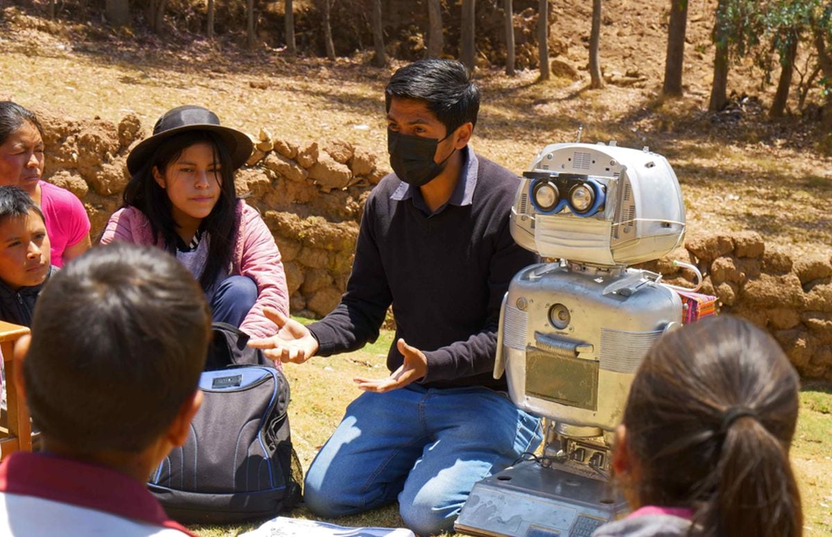 Conoce en esta nota la historia de cómo fue creada la niña robot Kipi y cómo ha ayudado a las comunidades más aisladas del país a tener acceso a la educación (Foto: Agencia EFE)