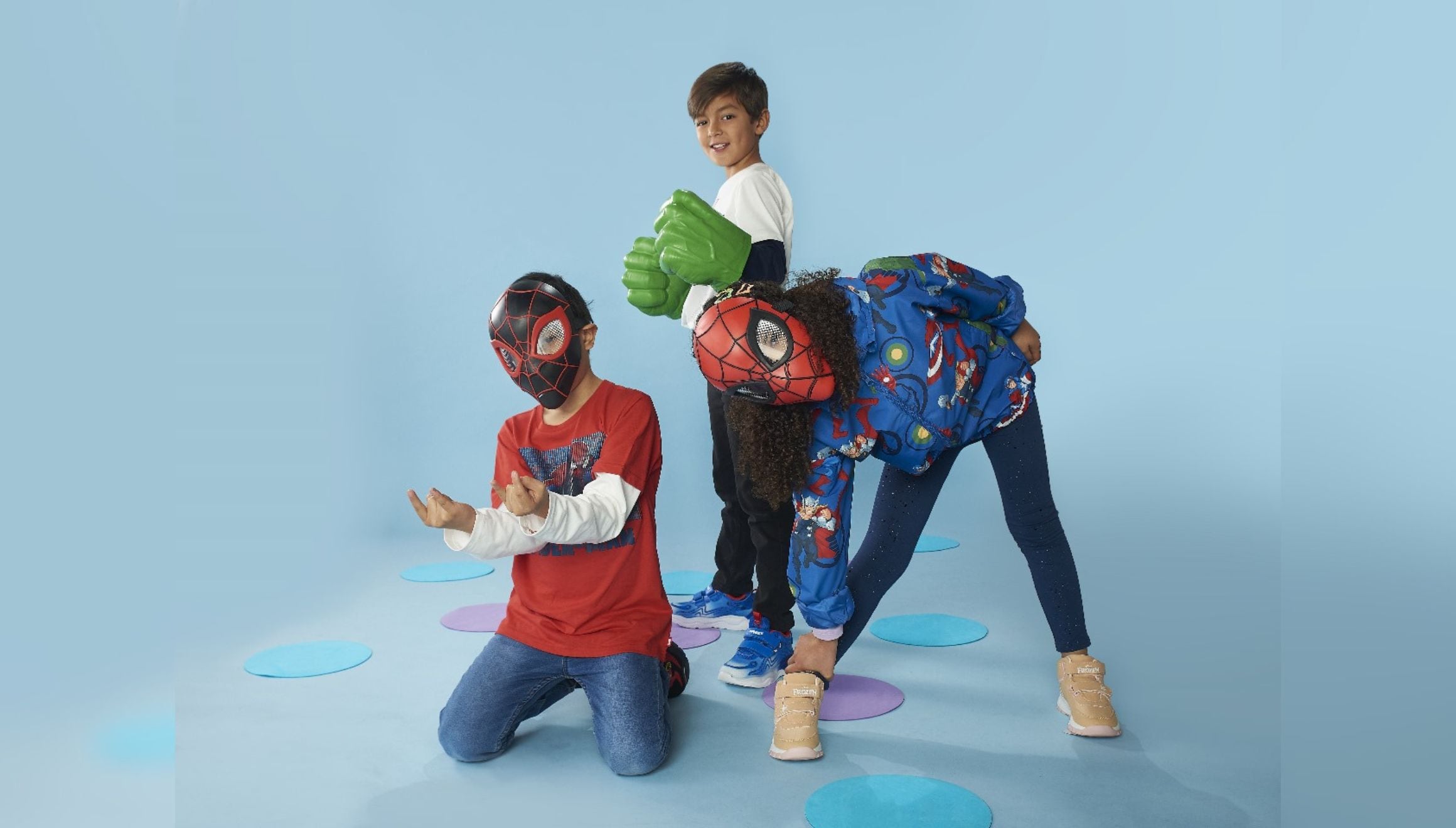 Los Súper Puños Gamma de Hulk son un juguete infantil recomendado para niños a partir de 5 años y la máscara del Hombre Araña está disponible en versiones de Peter Parker o Miles Morales.