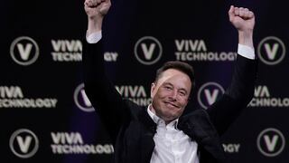 Elon Musk hizo un streaming mientras conducía un Tesla y no será multado: esta es la extraña razón