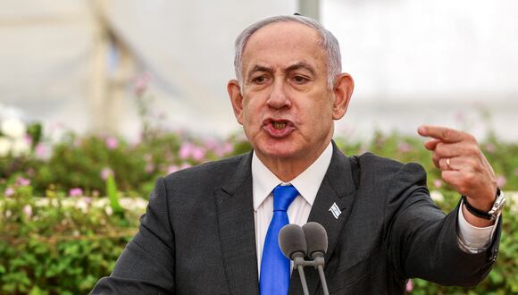 El primer ministro israelí, Benjamin Netanyahu, habla durante una ceremonia estatal en memoria de las víctimas del asunto Altalena de 1948, en el cementerio de Nachalat Yitzhak en Tel Aviv el 18 de junio de 2024. (Foto de Shaul GOLAN / POOL / AFP)