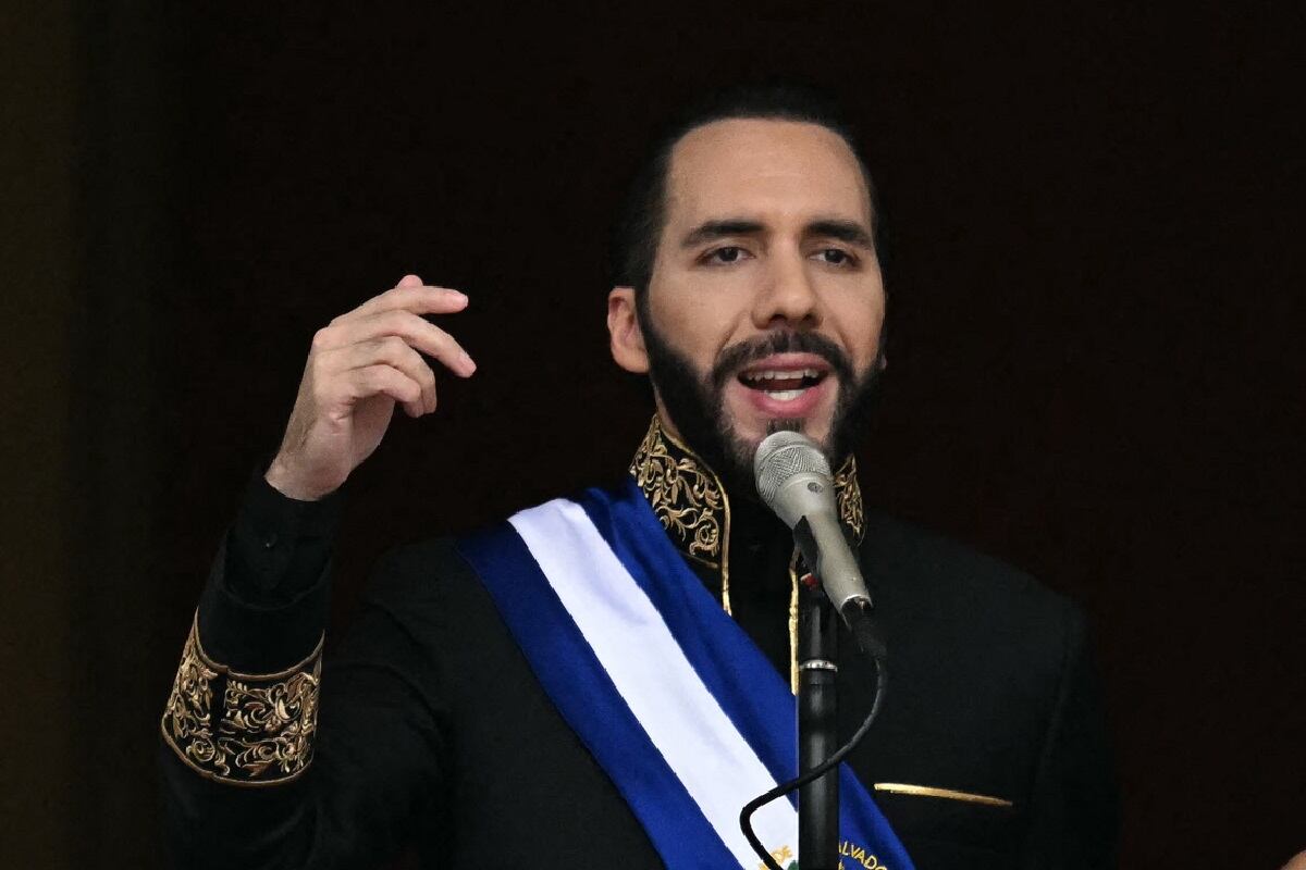 El presidente de El Salvador, Nayib Bukele, se dirige a los asistentes luego de prestar juramento en el Palacio Nacional, en el centro de San Salvador, el 1 de junio de 2024. (Foto de Marvin RECINOS / AFP)