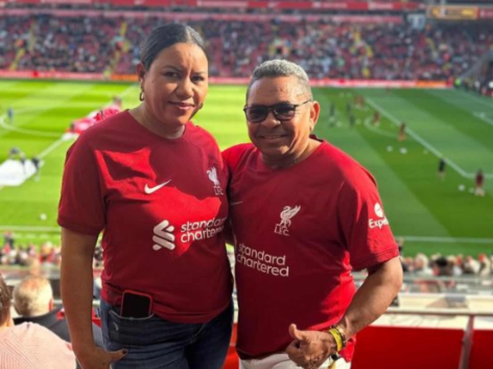 Luis Manuel Díaz y su esposa con la camiseta del Liverpool (Foto: Cilenis Marulanda / Instagram)