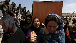 El dramático funeral de la mujer linchada en Afganistán