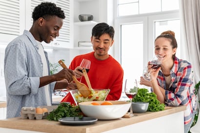 Estos alimentos podrían afectar tu olor corporal: qué dicen los expertos y cómo evitarlo