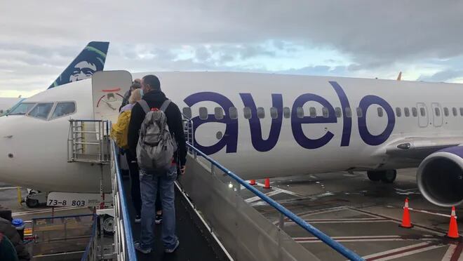Avelo Airlines se ve envuelta en una controversia por su acuerdo con ICE para transportar deportados. Organizaciones exigen la cancelación del contrato debido a sus implicaciones en la política migratoria. (Foto: USA Today)