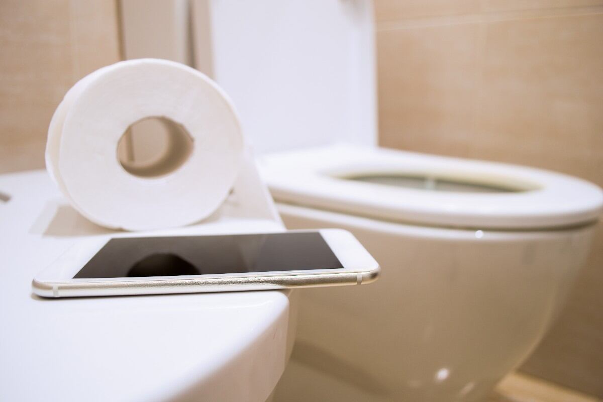 El Dr. Amir Khan advierte que usar el celular en el baño puede afectar tu salud más de lo que crees. (Foto referencial: Manuel-F-O / iStock)