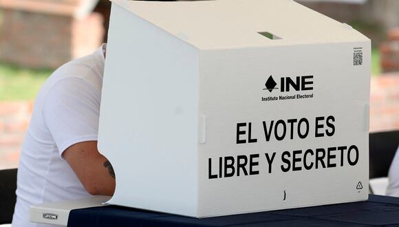 Un recluso emite su voto para las próximas elecciones presidenciales, dentro del centro de detención en Puente Grande, estado de Jalisco, México, el 6 de mayo de 2024. (Foto de ULISES RUIZ / AFP)