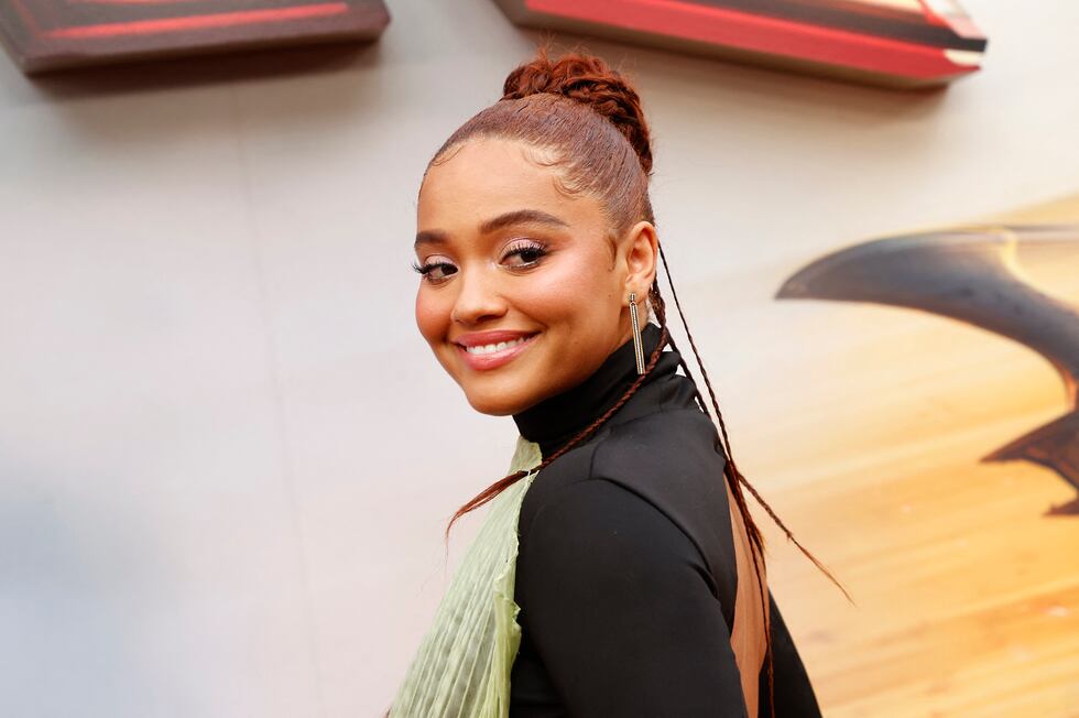 La joven interpreta a la amiga de Barry Allen, Iris West, en “The Flash”. En la avant premiere, Clemons se lució con un traje negro y verde.