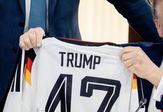 Merz regala a Trump una camiseta de la selección de Alemania con su apellido en la espalda