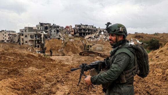 Un soldado israelí durante una patrulla en la principal ciudad del sur de Gaza. (Foto de Nicolás GARCÍA / AFP)