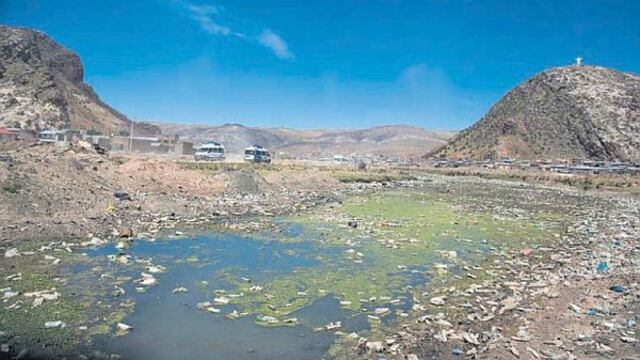 Minería ilegal y colapso de red de aguas servidas contaminan el lago Titicaca