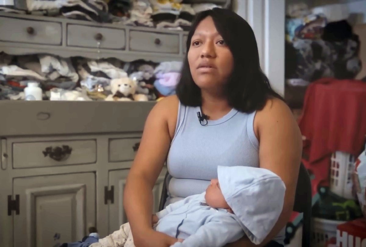 Josefina, una madre guatemalteca de 31 años, vive encerrada con sus dos hijas por temor a las redadas de ICE. | Crédito: YouTube Telemundo