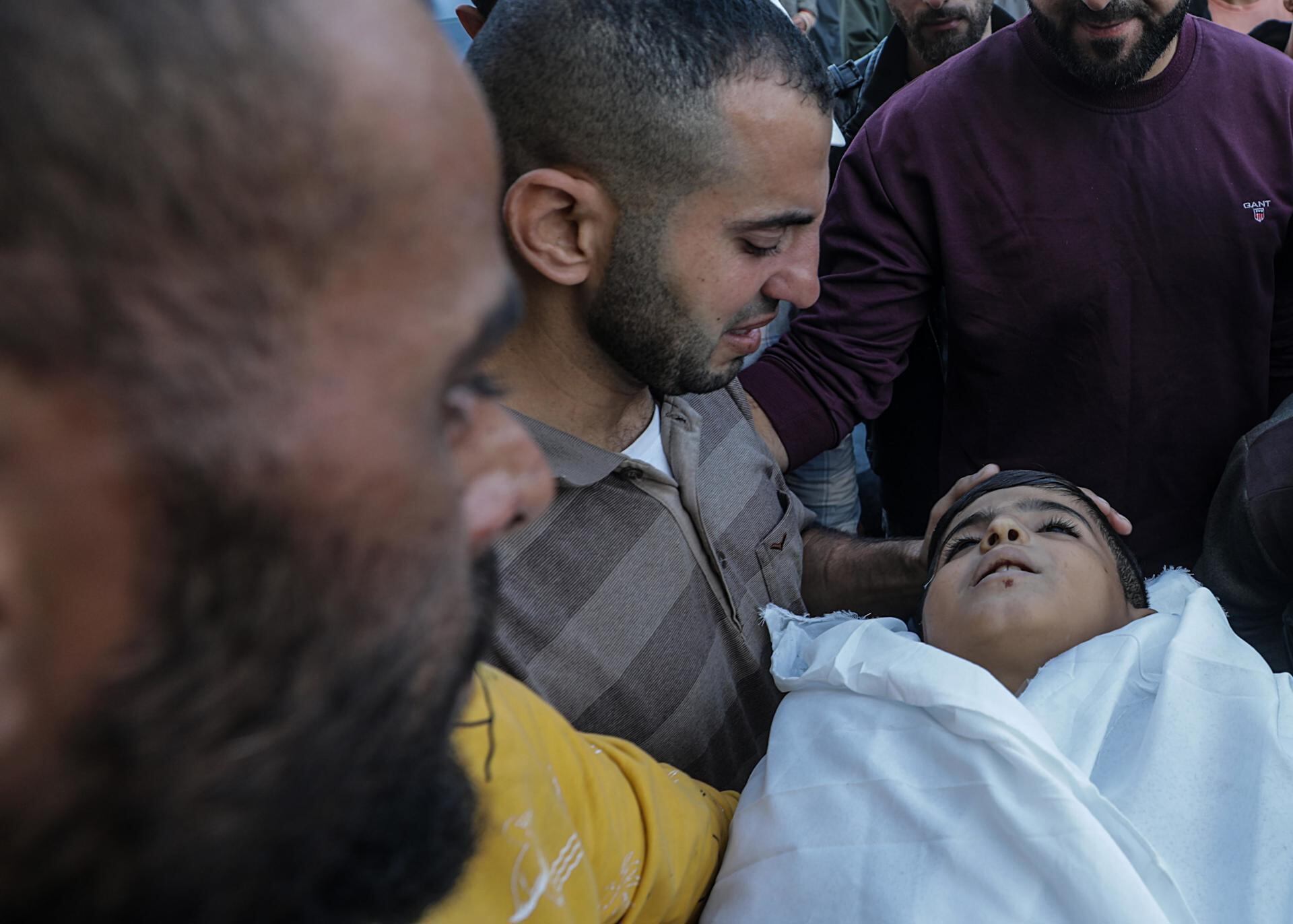 Un padre palestino llora junto al cuerpo de su hijo fallecido durante su funeral en la ciudad de Deir Al Balah, en la Franja de Gaza. (EFE/ Mohammed Saber).