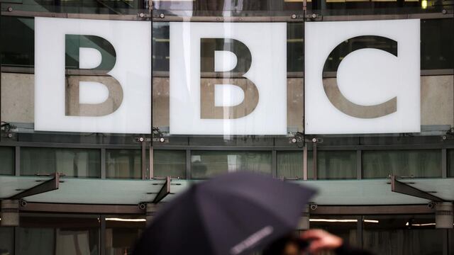 BBC debe “luchar” por su periodismo, dice director saliente ante amenaza de demanda de Trump