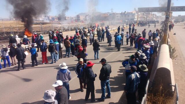 Puno: maestros en huelga derriban parte de cerco perimétrico de aeropuerto [FOTOS]