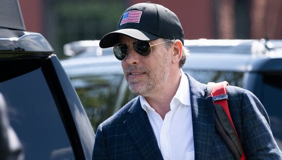 Hunter Biden camina hacia una camioneta que espera después de llegar con el presidente estadounidense Joe Biden en Marine One en Fort McNair en Washington, DC. (Foto de SAÚL LOEB / AFP)