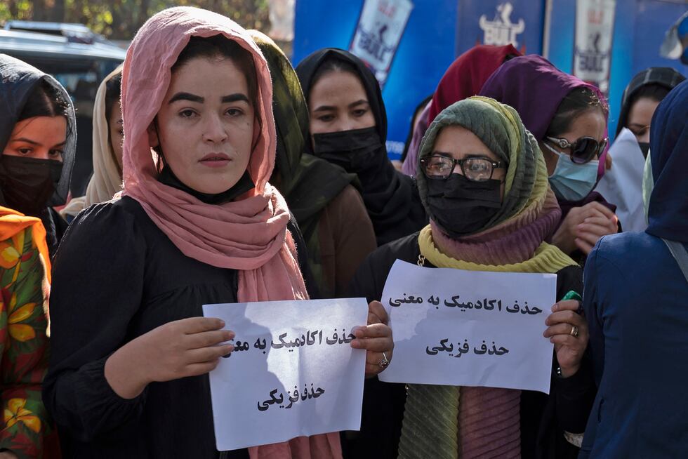 Mujeres afganas sostienen pancartas durante una protesta frente a la Universidad de Kabul, el 18 de octubre de 2022. (Foto: AFP).