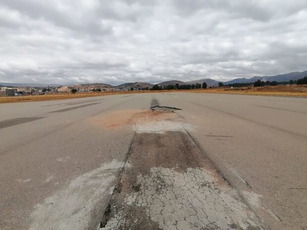 Un informe de Córpac, del segundo semestre del 2023, muestra imágenes del estado de la pista y el cableado eléctrico del aeropuerto de Jauja (Junín). Foto: Córpac