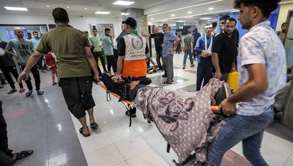 na víctima que resultó herida en un bombardeo israelí es transportada en camilla al hospital Al-Shifa en la ciudad de Gaza el 2 de noviembre de 2023, en medio de las batallas en curso entre Israel y el grupo palestino Hamás. (Foto de Dawood NEMER / AFP)