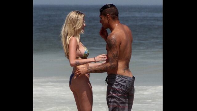 Paolo Guerrero disfruta día de playa con modelo Bárbara Evans