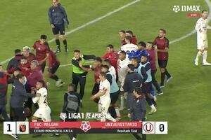¡Se fueron a los puños! Bronca entre jugadores de Universitario y Melgar tras finalizar partido | VIDEO